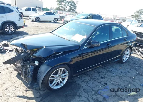 2013 Mercedes-Benz C 300 Sport 4Matic z USA, uszkodzony, nr VIN WDDGF8AB1DA797280